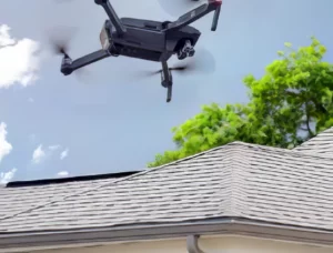 Drone en inspection sur un toit
